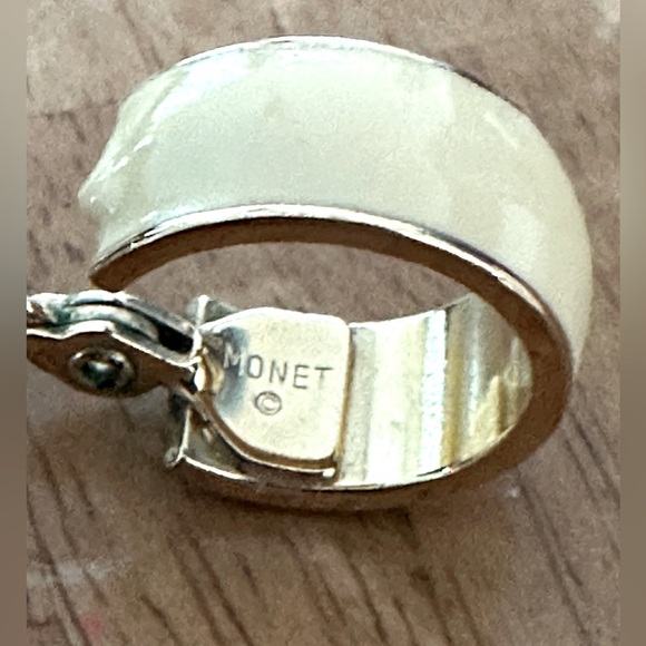 VTG Monet Ivory Emerald & Gold Tone Clip-On Earrings - Picture 8 of 8